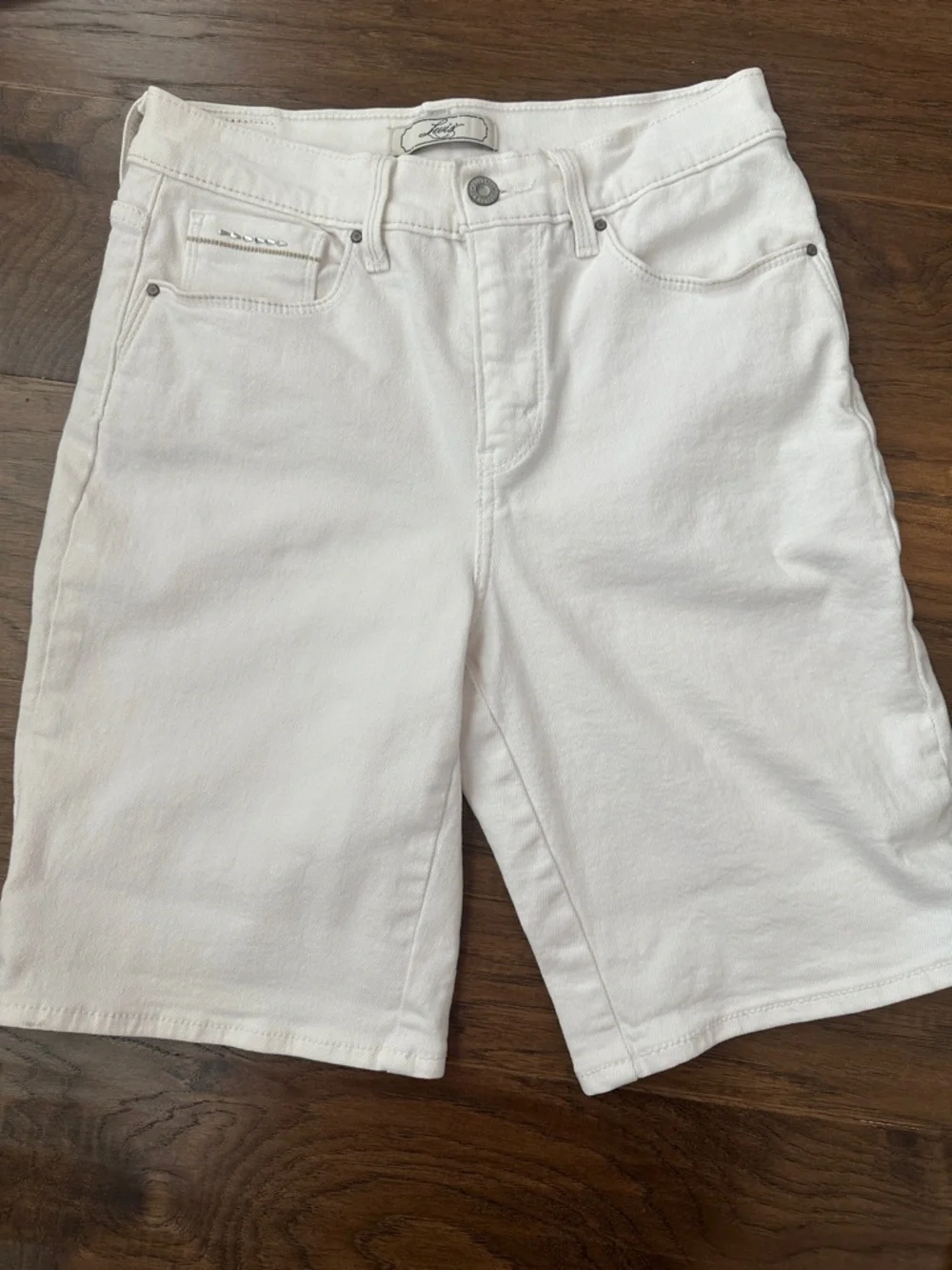 Levi's 512 Perfectly Slimming Women’s Sz 8Cream Denim Bermuda Shorts ✨